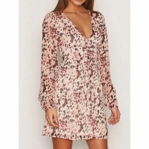  - Säljer en superfin klänning från Nelly som är slutsåld. Superfin till fest och middagar. Lånad sista bild från Nelly. 