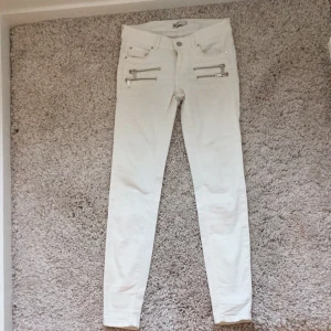  - Stretchiga jeans från Gina i fint skick så när som på några få knappt märkbara fläckar på vaderna som antagligen går att tvätta bort. Kan mötas i Göteborg, frakt tillkommer annars. Storlek XS.