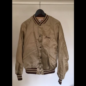  - Retro Jacka i Bomber modell i guld med bruna muddar. 