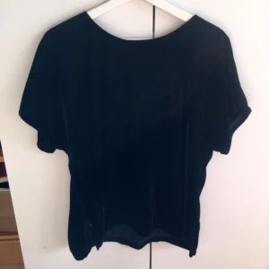  - Fin mörkblå oversized top i sammet!! ✨ storleken är L men den sitter snyggt på mig med som är en XS/S.   SWISH/KÖPAREN BETALAR FRAKTEN. 