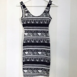  - Mönstrad klänning i stretchigt tyg