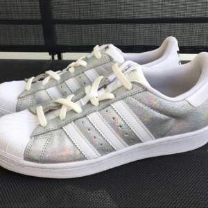 Adidas superstar glittriga Storlek 36 Skosnören medföljer!