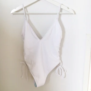  - Superfin baddräkt från Zara! Helt oanvänd prislappen är kvar. Nypris 250kr. Säljer pga köpte fel storlek och det var ej öppet köp... 