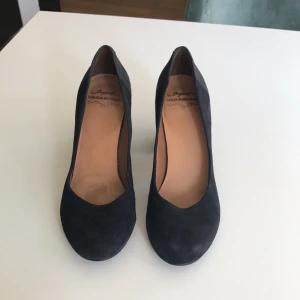  - Svarta pumps med rundad tå, tjock klack  