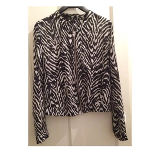  - Zebrajacka med silvrig dragkedja. Perfekt på sommaren när man behöver en lite tunnare jacka! Bra skick.