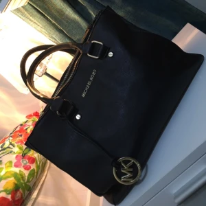  - Mk väska i svart. Använd men i bra skick. Äkta 👌🏽