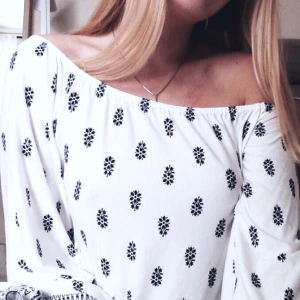  - Otroligt skön och somrig klänning från Boohoo i vitt och blått! Den är off-shoulder på ena axeln och har vida arm-muddar! Superfräsch att ha utomlands eller varma dagar