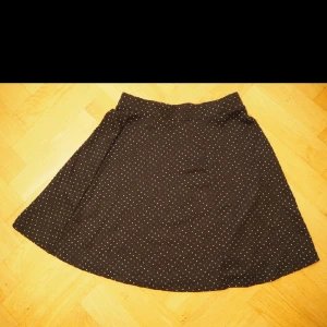  - söt prickig kjol från H&M