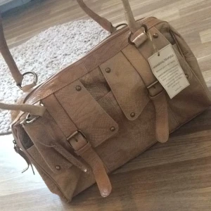  - Äkta skinnväska som är helt ny, nypris 1195kr ✨