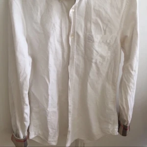 - En burberry skjorta i storlek S. Skjortan är ren och hel och är i bra skick. Passar båda tjejer och killar. 