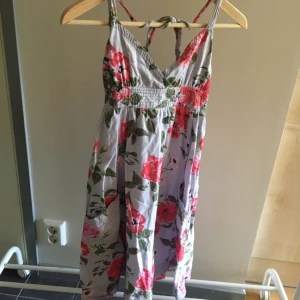  - ALLT SKA BORT! Annars slängs det.   Allt är i bra skick, har tröttnat på dessa plagg, därför säljer jag de billigt   15kr via Swish, frakt 10kr 🌟