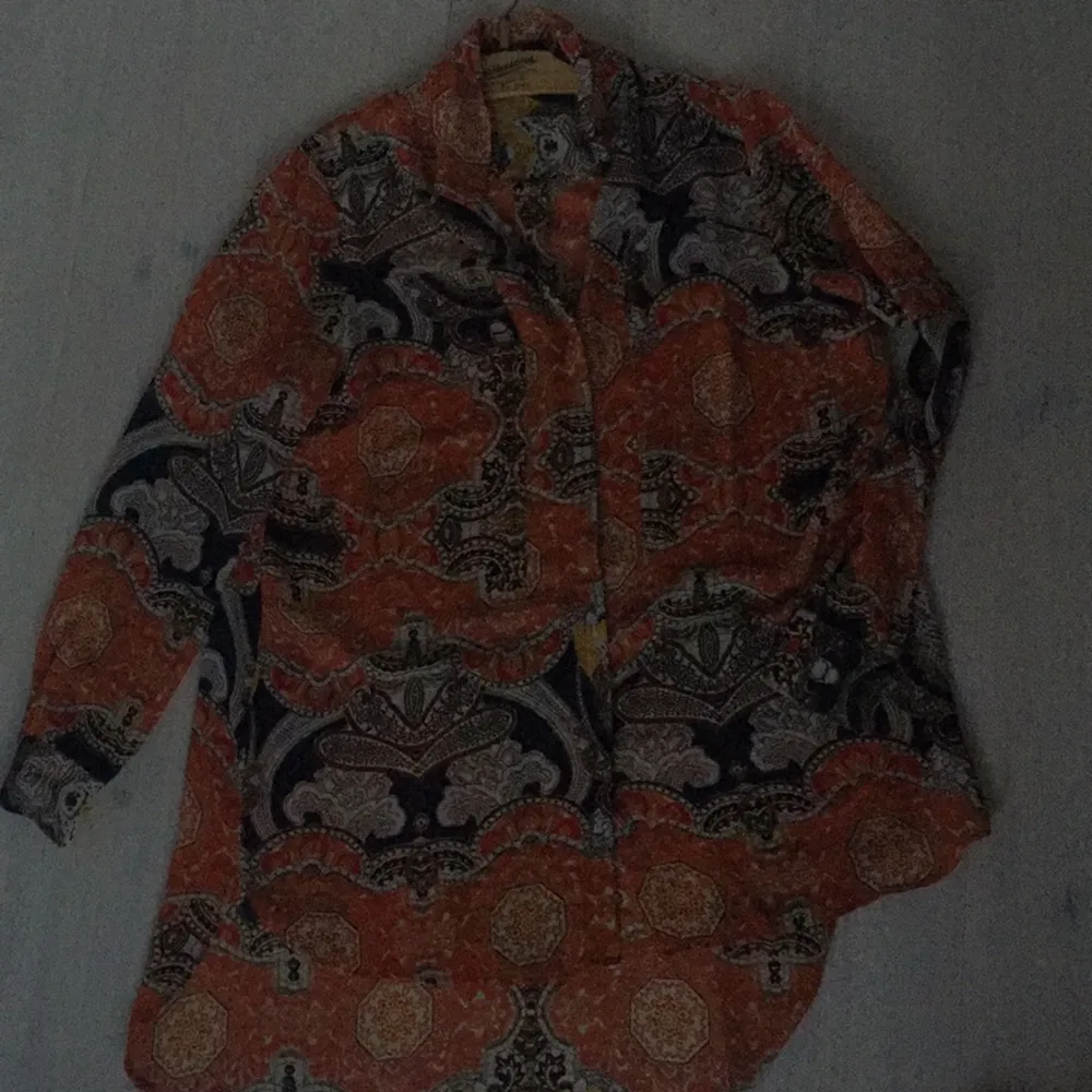 Mönstrad skjorta i polyester från Lindex. Det är storlek 42 men jag funkar även som oversize. Använd ett fåtal gånger och är i fina skick. Säljer den för att jag den inte kommer till användning. Frakten ingår ej i priset. . Blusar.