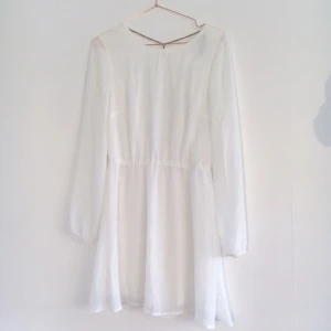  - Klänning från BikBok med öppen rygg🌸 finns en pytteliten fläck som BÖR gå bort i tvätten. Syns knappt. Eftersom jag inte kan garantera att fläcken går bort säljer jag klänningen för 20kr🌟 Köpare står för eventuell frakt, kan annars upphämtas i Uppsala 