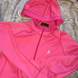 Säljer min älskade rosa peak performance hoodie, då den blivit för liten. Den är felfri, den har mudd i armanarna med hål för tummen, men det går att vika in. Det finns många peak detaljer på tröjan, kan skicka mer bilder vid intresse.   Köparen står för frakt. (55kr)