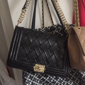  - VÄSKAN ÄR SÄNKT TILL HALVA PRISET. Chanelväska (något större modell. Givetvis ej äkta. Superfin & second hand, men nästan aldrig använd av mig. Frakt tillkommer.  Hojta för bättre bilder :).