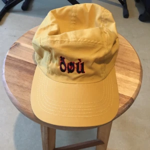  - Färgglad keps köpt i Peru. Använd ca 4 gånger. 