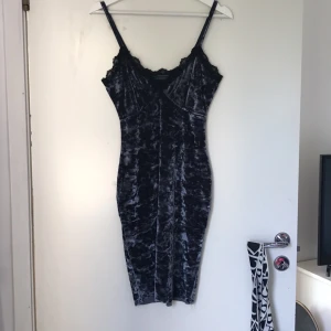  - Velvetklänning från boohoo. Använd en gång. 