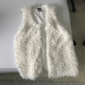  - Säljer en fake päls väst, storlek S/M. 