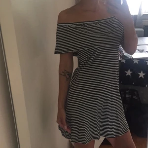  - Klänning off shoulder