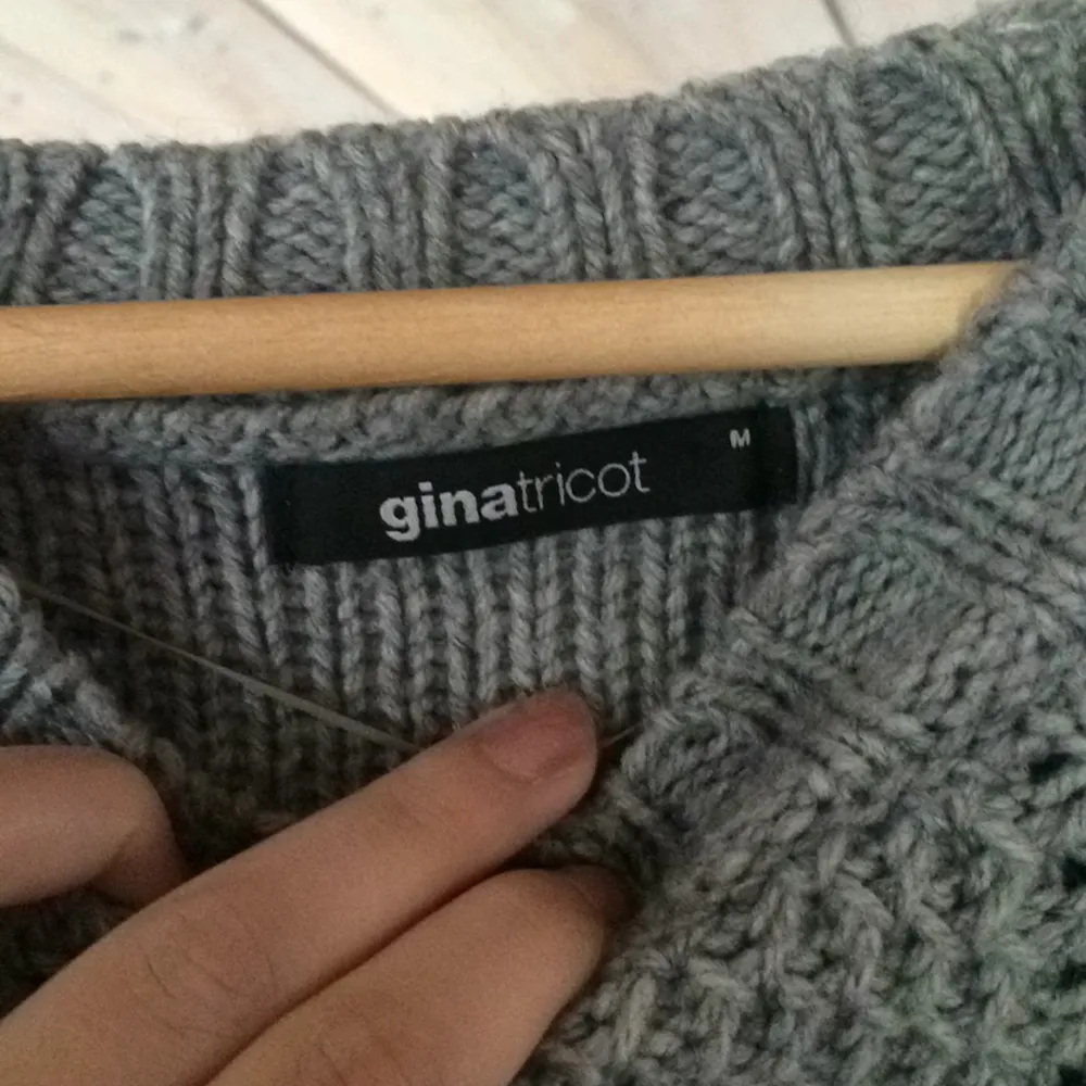 Fin grå stickad tröja från Gina Tricot. Superbra skick och sparsamt använd 🌹frakt tillkommer. Tröjor & Koftor.