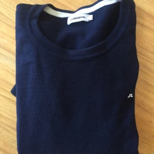  - Tröja från J.Lindeberg. Storleken är L men passar även M. Ett pyttelitet igensytt hål längst ner, därav priset.