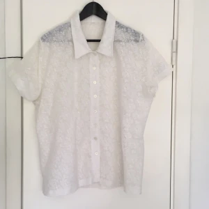  - Spetsskjorta, köpt på secondhand! Bra skick! Kan användas som oversize! Betalningen sker via swish! Frakten är inräknad! 