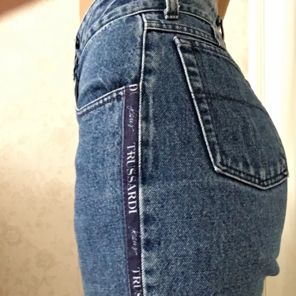 Säljer mina jeans pga att jag aldrig använder dem längre, riktigt snygga, unika och i bra skick!  66cm runt midjan. Storleken står inte med men jag brukar ha 26 i jeans men de passar nog alla från 24-27. Köpta på Humana.. Jeans & Byxor.