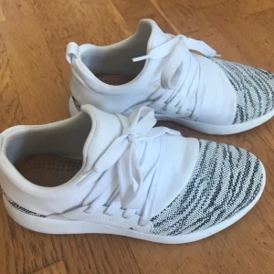  - Skor från attitude, endast använda inomhus 