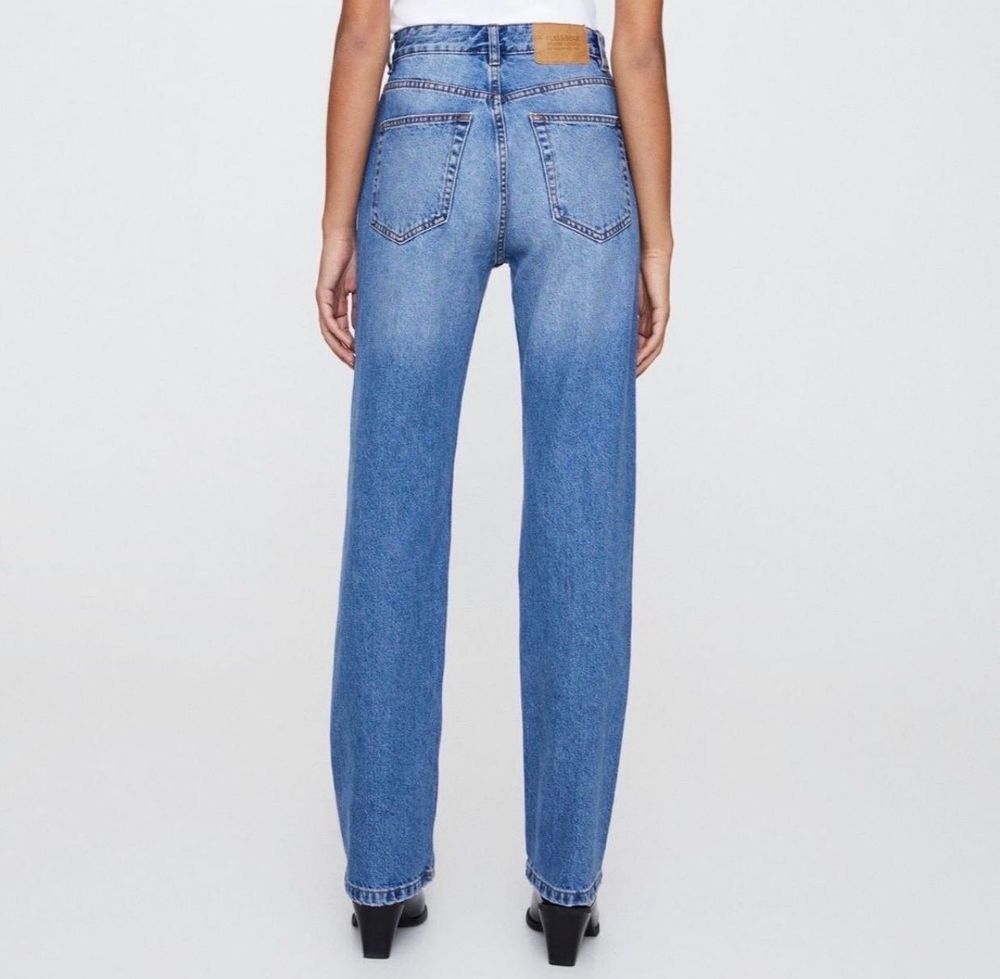 Ett par raka och långa jeans från pull & bear. Aldrig använda och prislappen sitter kvar! Storlek 32 men väldigt långa så passar även större storlekar! . Jeans & Byxor.