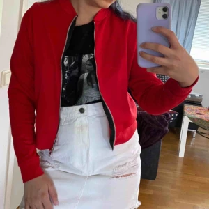  - Röd tunn vårjacka från Boohoo, använd 1-2 gånger. Priset är inkl. frakt men annars kan jag mötas upp i Göteborg!