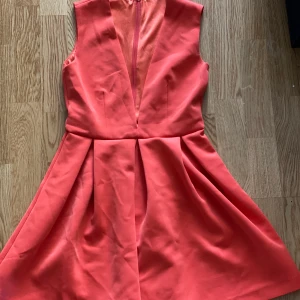 Klänning  - Fin klänning oavänd i orange färg. Storlek XS med v-ringad. 