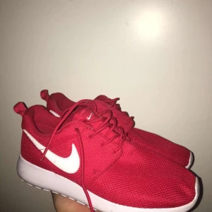 Nike Roshe Run Red/White - 🤍 Aldrig använda 