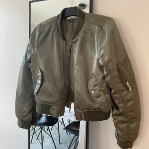 Bomberjacka  - Säljer denna gröna bomberjacka i storlek 38. Skulle säga att den passar 36/38. 
