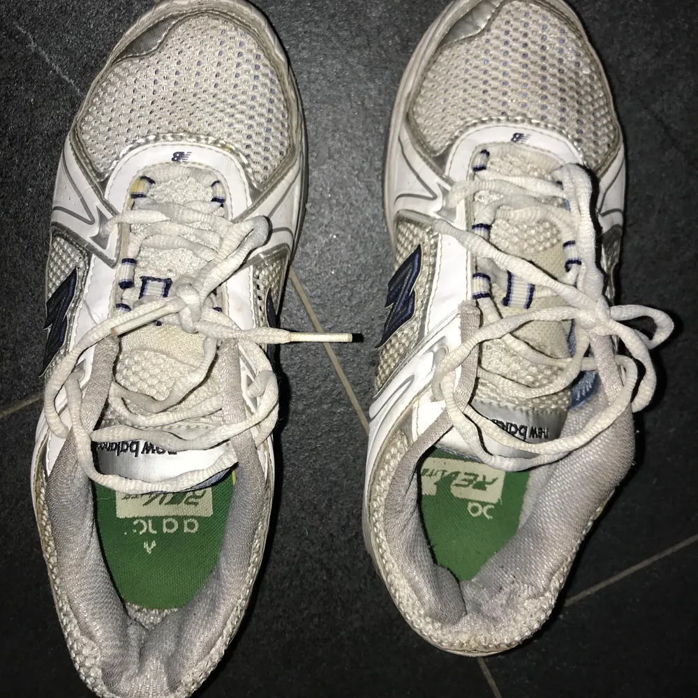 Dom är i använt skick men typ inte sönder va jag vet, dom ser säker jätte fina ut om man tvättar dom annars bara skit bekväma å snygga skor. Skor.