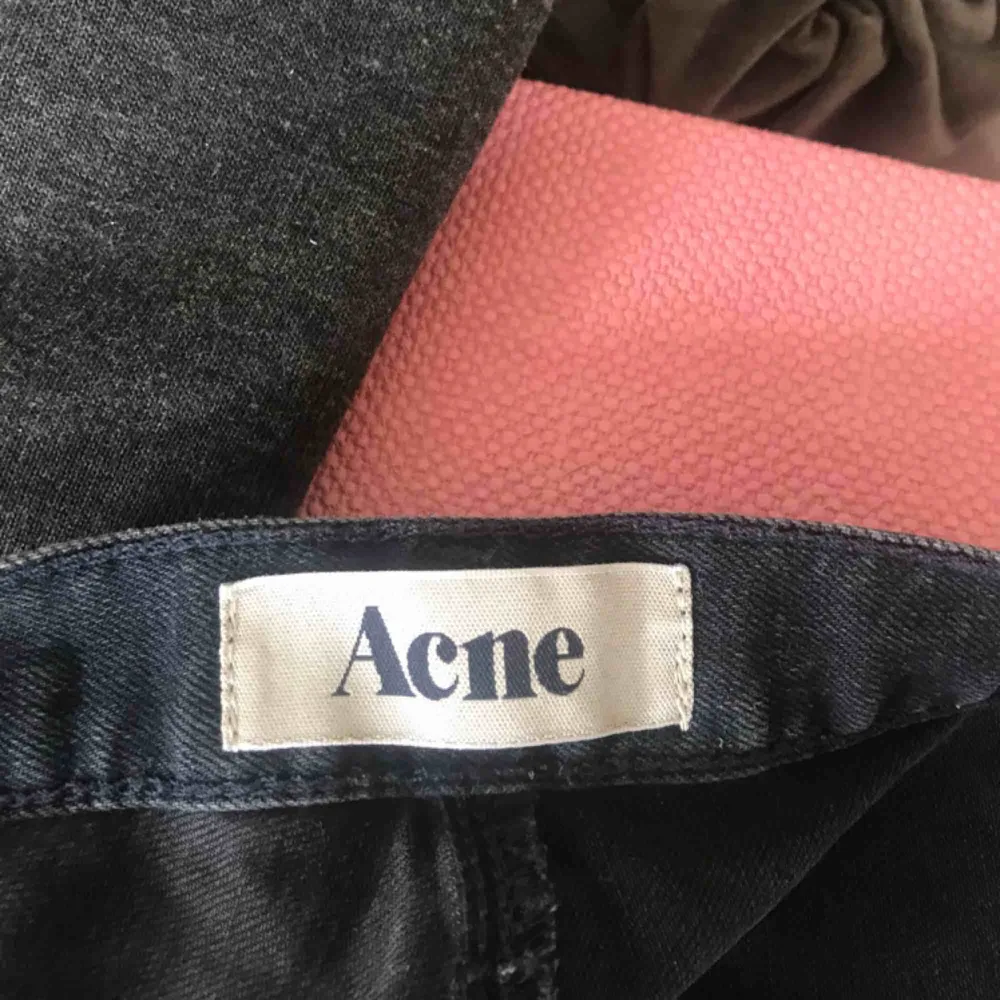 Säljer dessa acne jeans pga använder inte, vet inte riktigt strl men har vanligtvis 30/29 i midjan och de passar mig, köpare står för frakt. Jeans & Byxor.