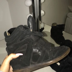 Isabel Marant skor - Äkta Isabel Marant skor i storlek 38, men passar bättre till någon som har 37 i storlek. Skorna är ganska slitna innuti. Kan mötas upp nånstans i göteborg eller utanför, eller så står köparen för frakten. 