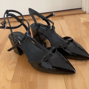 Helt nya klackar ZARA  - Snygga klackar från Zara😍 som inte har kommit till användning, prislappen är kvar!                              Frakt tillkommer😊
