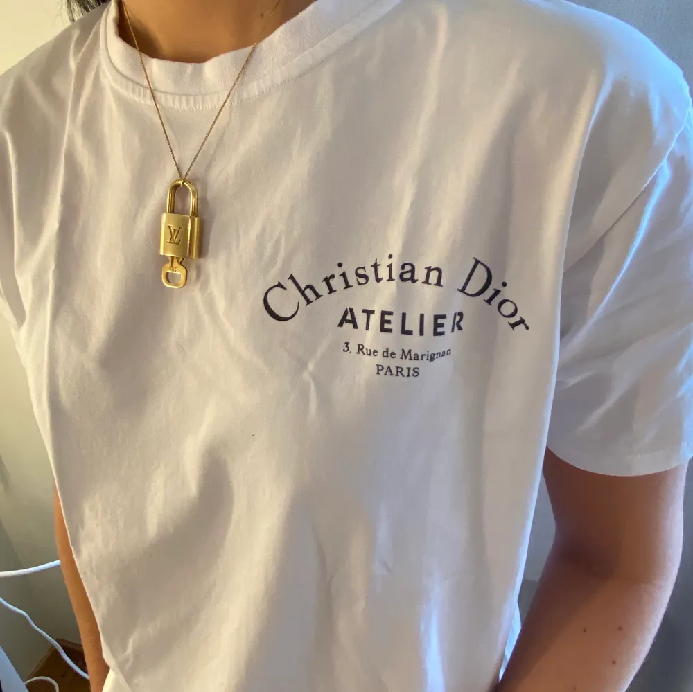 Säljer denna t-shirt från Christian Dior, den har endast använts fåtalet gånger, där av är den i mycket fint skick!🪐. T-shirts.