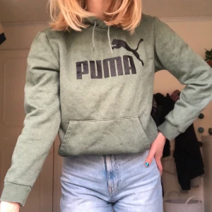 Grön Puma hoodie - Fin grön Puma hoodie. Är i bra skick och i stolek s. Köparen betalar för frakten eller möts up 😊💗