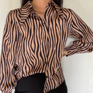 Skjorta/Blus - En blus eller skjorta från ichi (Åhléns) som jag använt 1 gång! Storlek S men passar även M! (SWISH) frakt=55kr