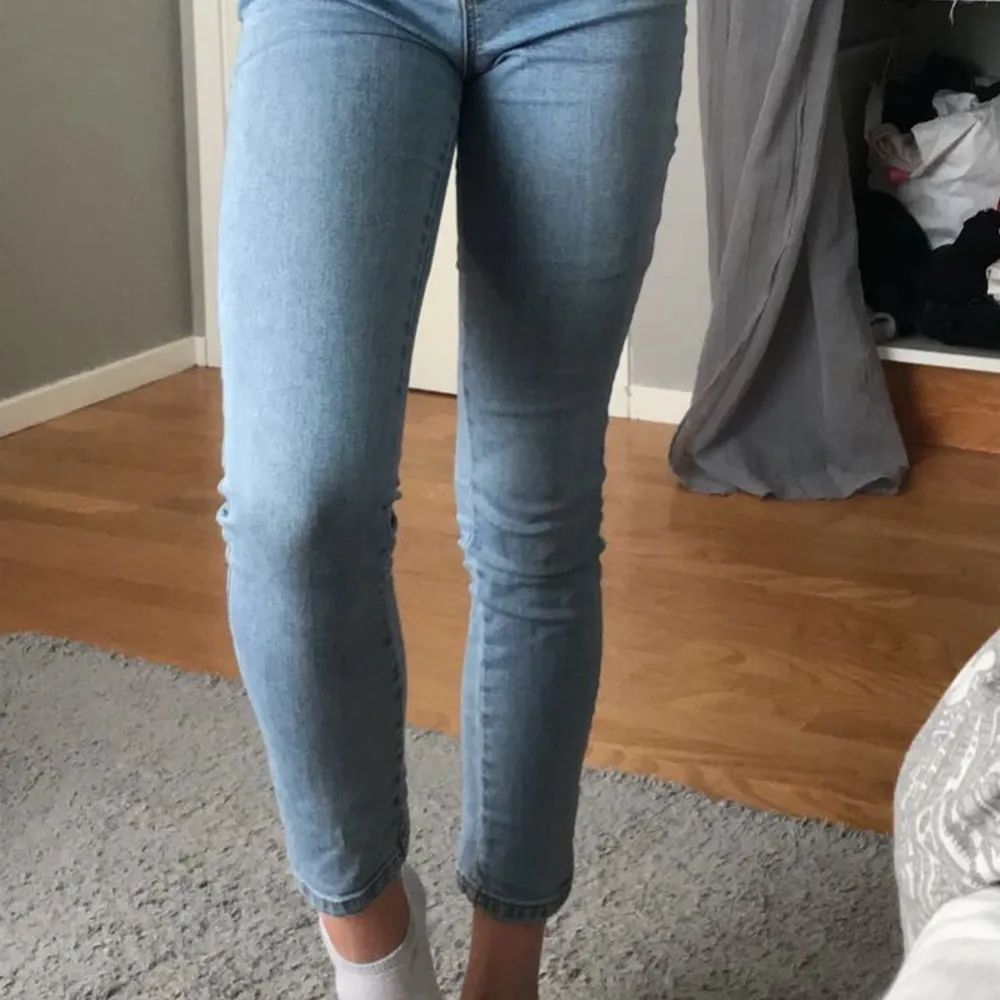 Säljer dessa jättefina ljusa mom jeans från nakd som inte kommer till användning längre. De är i bra skick och väldigt fina (Sitter fint på) köparen står för frakt💖. Jeans & Byxor.