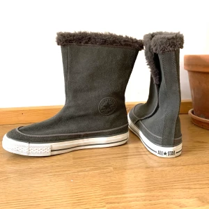 Converse höst-/vinterskor - Säljer ett par höst-/vinterskor från converse i storlek 36 då jag inte kan ha dem längre, dock liten i storlek så skulle säga mer åt storlek 35. 