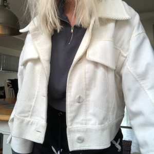 Manchester jacka  - Jätte fin vit Manchester jacka ifrån Zara! Använd fåtal gånger! 