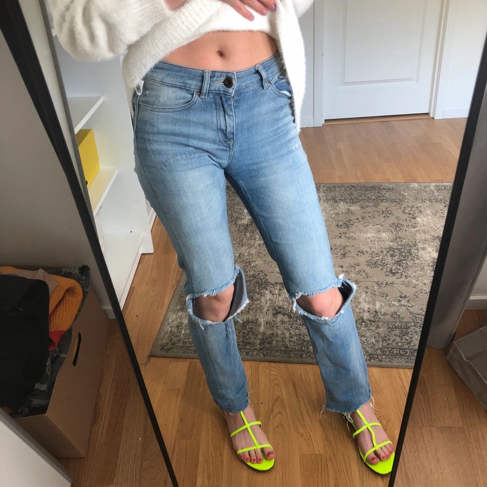 Säljer dessa jeans med hål i (liknar zara jeansen lite) i str 25/32 men passar även 26 skulle jag tro👩🏼🎤💜 Kan skicka fler bilder vid förfrågan 💛💛 Kan sänka pris vid snabb affär!! + frakten är EJ inkluderad🦋♥️säljer även tröjan och sandalerna!. Jeans & Byxor.
