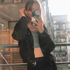 Jättefin tunn vårjacka!! - Använd ett fåtal gånger, nyskick. Populär tunn, svart jacka från H&M storlek 32 men mer som 34/36! Köparen står för frakten🥰