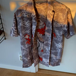 Retro drak skjorta. - Använd några gånger, den är i bra skick