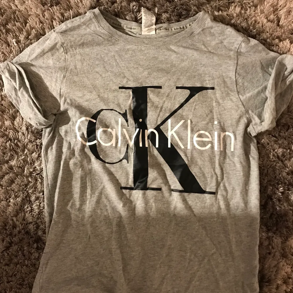 T-shirt från Calvin Klein. Storlek M. Fastsydda rullade ärmar. Inga trasiga sömmar, inga fläckar eller liknande. Använd ungefär 2/3 gånger.. T-shirts.