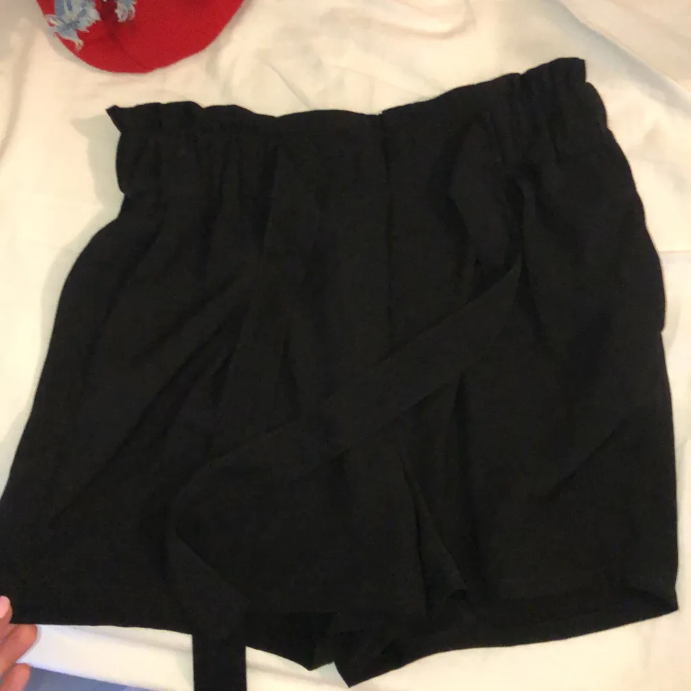 Skitsnygga kostym shorts från bikbok i strl S. De har två band så man kan knyta åt i midjan 🕺🏼🕺🏼🕺🏼 Suuupersköna till sommaren 🦋🦋🦋. Shorts.