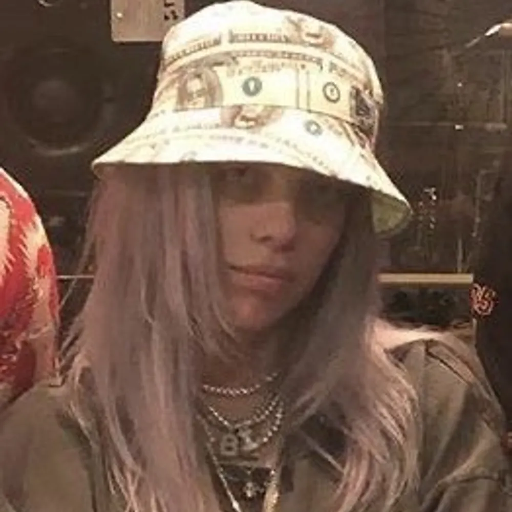 Blohsh inside out bucket hat. Köpt i Stockholm Billie Eilish pop up store. Hatten är i bra skick!. Accessoarer.