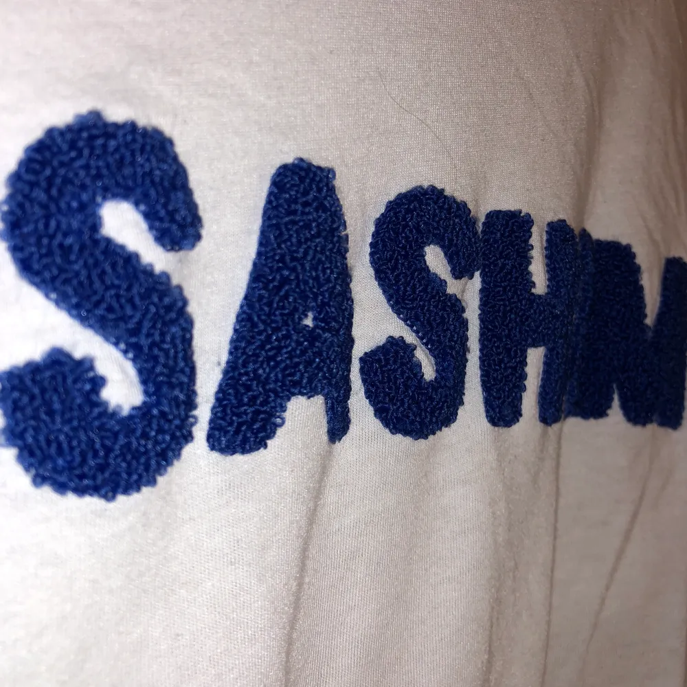 Fin T-shirt med ”SASHIMI” text i coolt material på framsidan. Från Bikbok. Använd en gång och felfri. Frakt ingår😀. T-shirts.